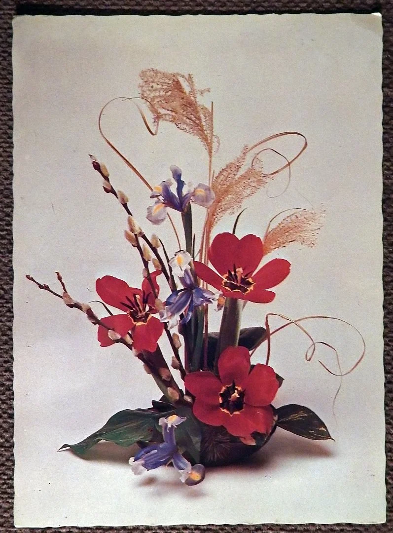 Открытка. Цветочная композиция. Тюльпаны. Ирисы. Венгрия. 1980-е годы