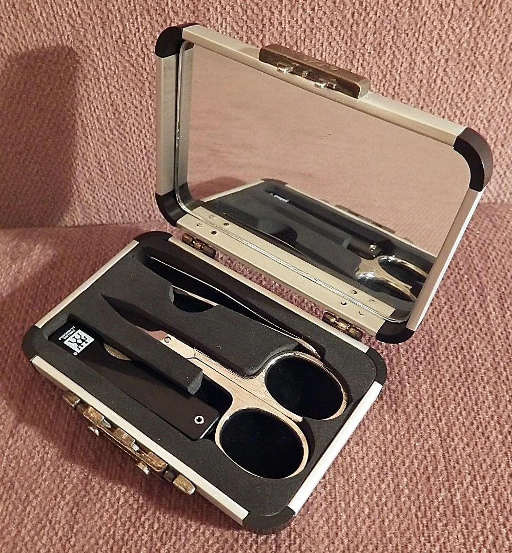 Набор маникюрный в алюминиевом футляре с зеркалом TWINOX ZWILLING. Германия. Новый - изображение 1