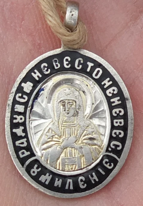 серебряная нательная иконка в эмалях, 19 век - миниатюра 2