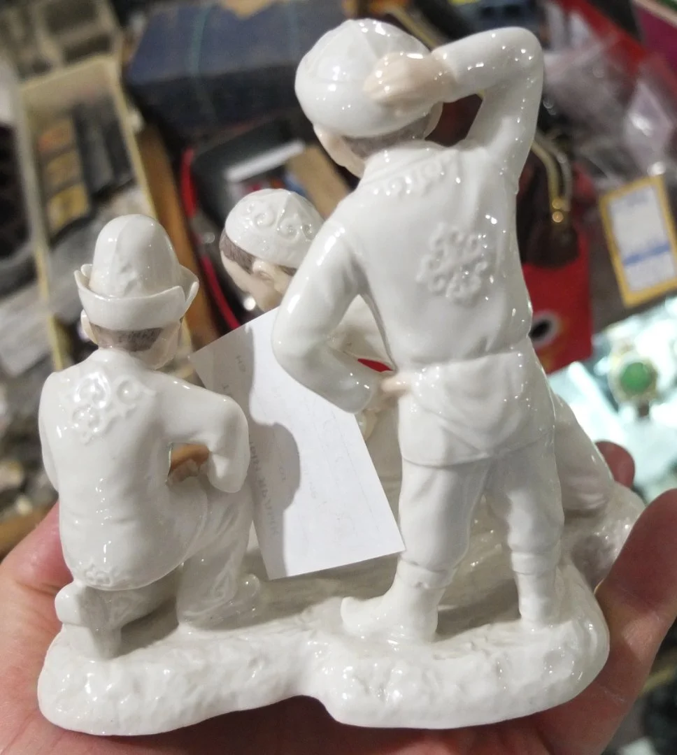 фарфоровая статуэтка Игра в асыки,  Казахстан - миниатюра 5