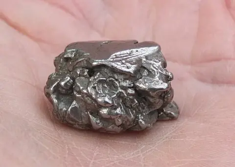 метеорит железный  Сихотэ-Алинь, вес 31 грамм