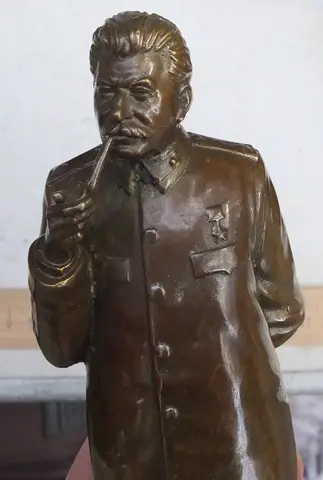 бронзовая в полный рост скульптура Сталин, с трубкой, высота 25 см