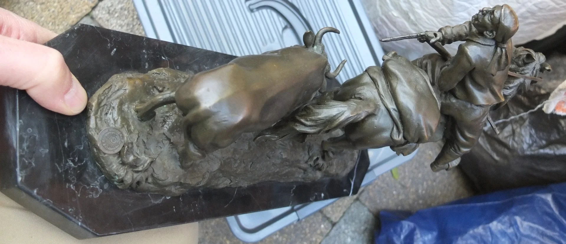 бронзовая статуэтка Охотник и корова, Грачёв, копия - миниатюра 5