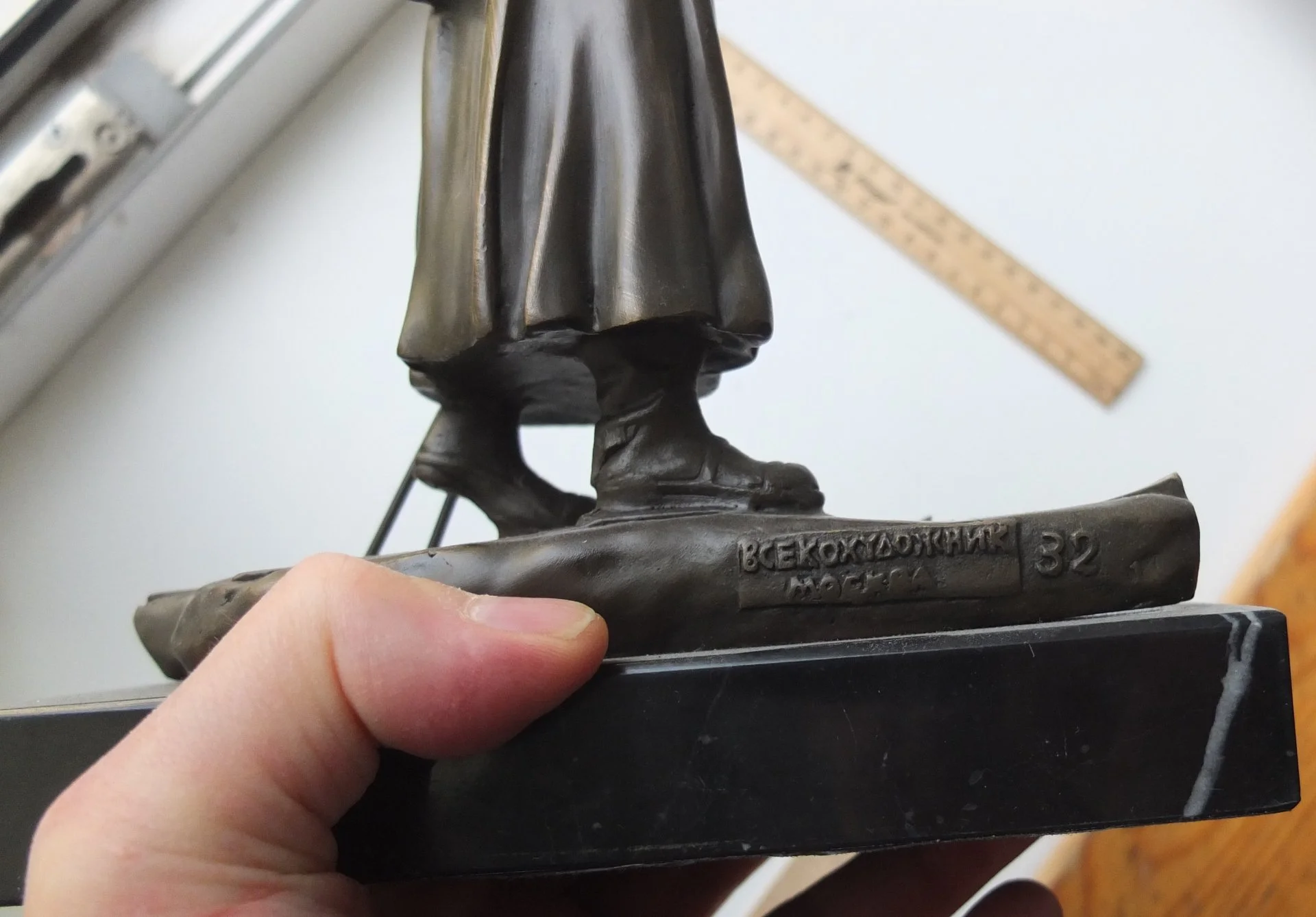 бронзовая статуэтка Пограничник на лыжах , высота 30 см - миниатюра 9