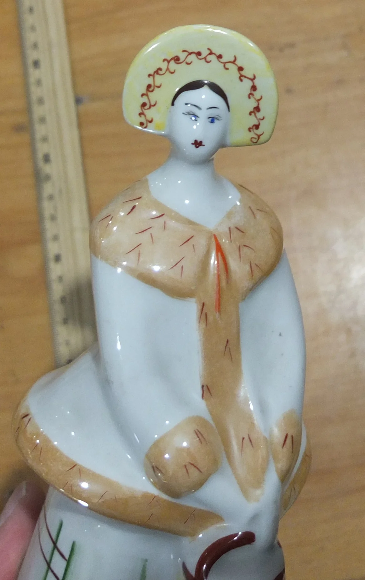фарфоровая статуэтка Девушка в кокошнике, Бронница,1960е годы - миниатюра 3