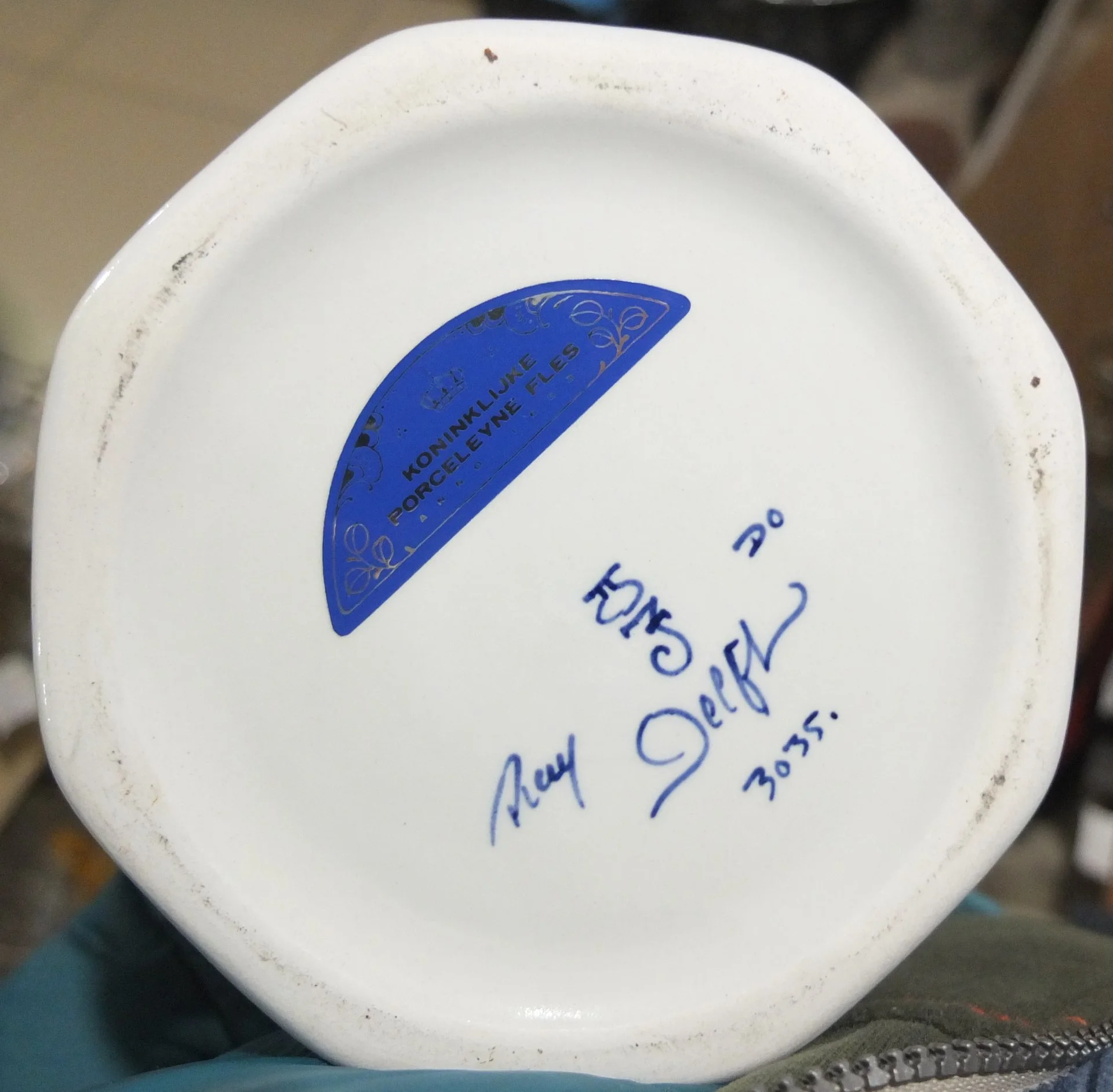 королевская фарфоровая бутылка ,Royal Delft, Нидерланды - миниатюра 2