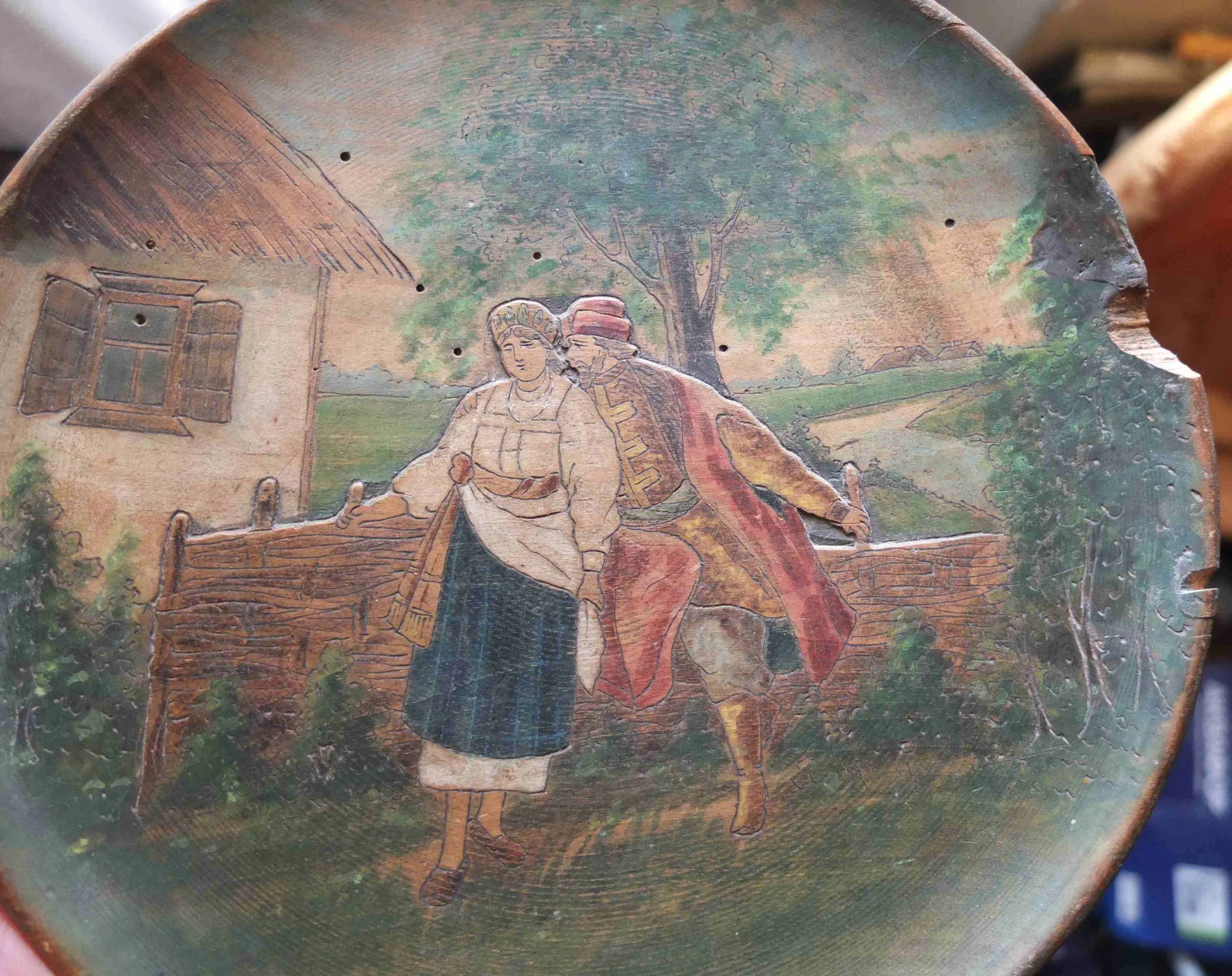 царская деревянная тарелка Свидание боярина, резьба по дереву, роспись, 19 век - миниатюра 4
