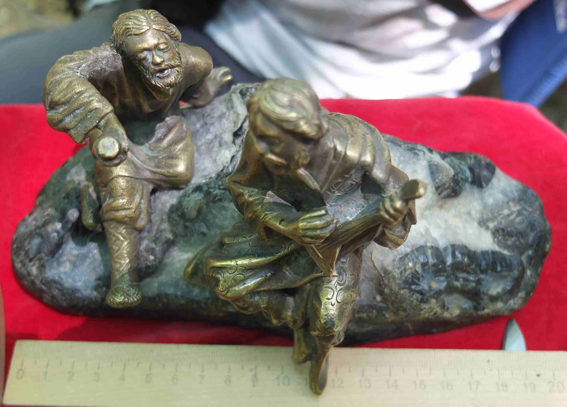 бронзовая скульптура Балалаечник - миниатюра 3