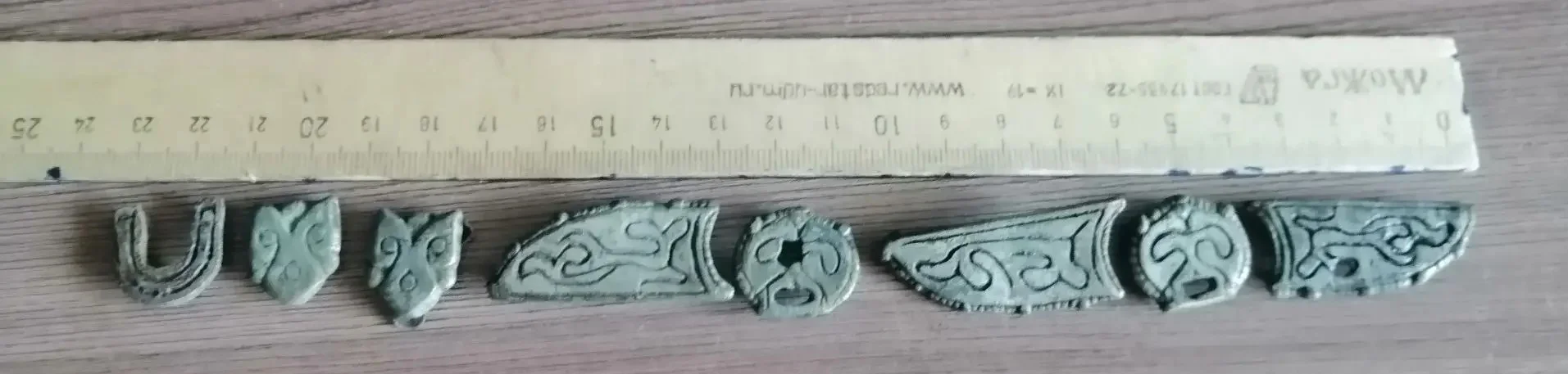 бронзовые накладки на пояс с рисунками - миниатюра 2