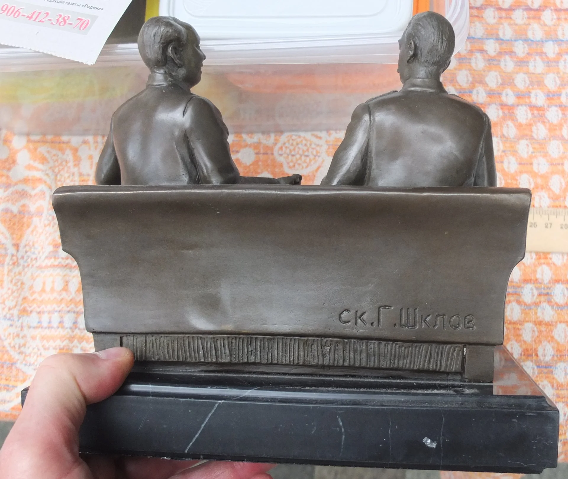бронзовая скульптура Мао и Сталин на диване, коллекционная - миниатюра 5