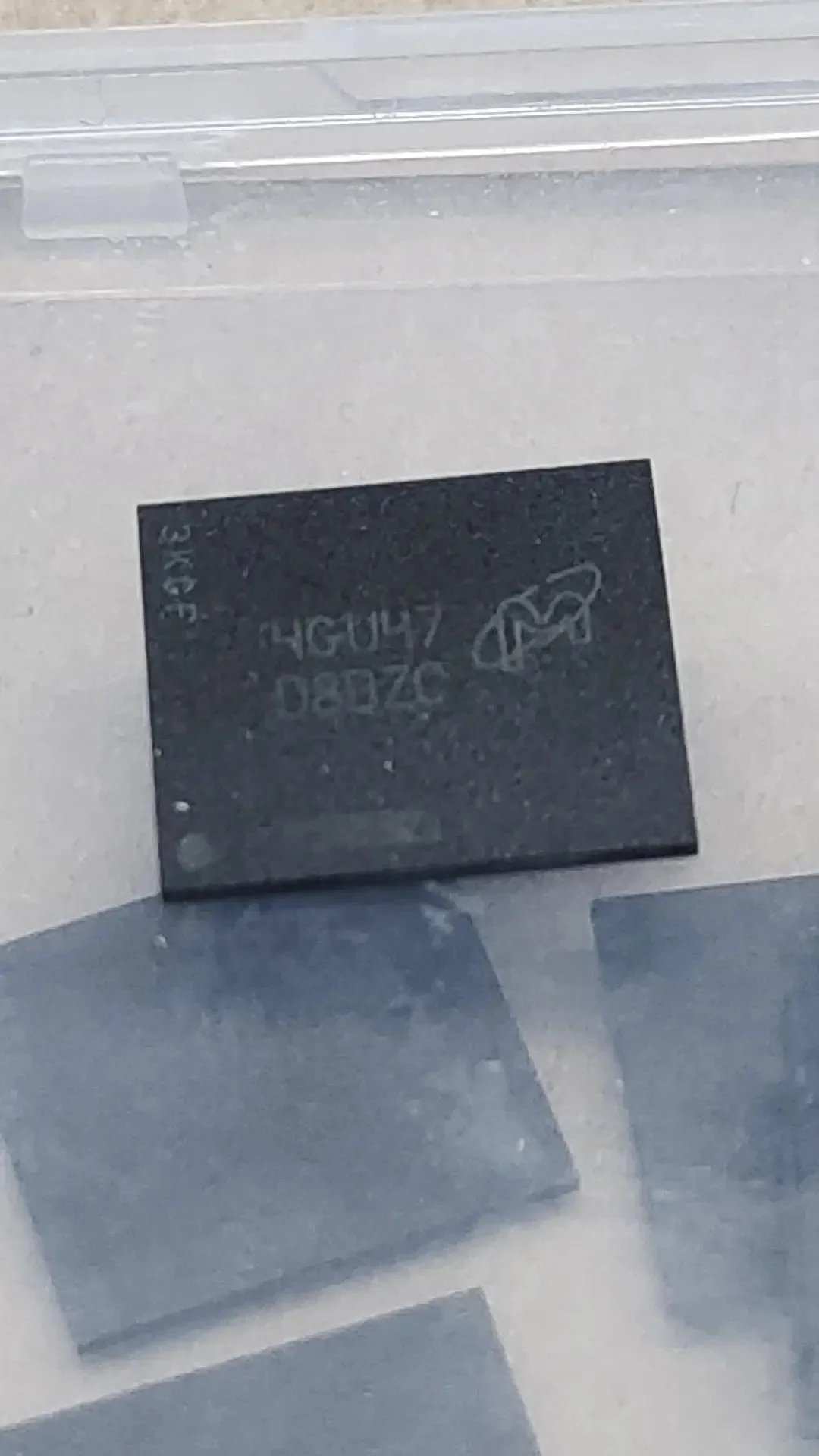 Микросхема памяти MT61K512M32KPA-21:U D8BZC - миниатюра 2
