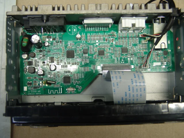 Автомагнитола AMH-77DSP на запчасти не включается - миниатюра 3