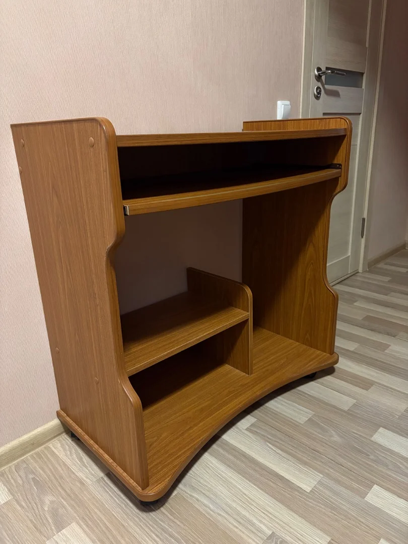 Компактный компьютерный стол - изображение 1
