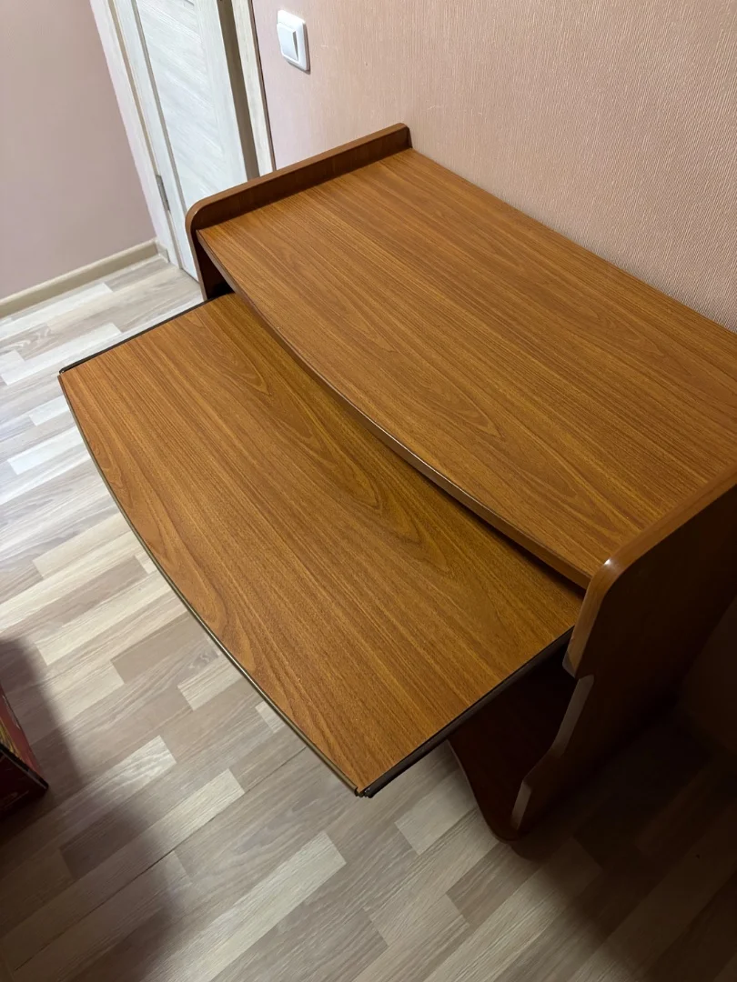 Компактный компьютерный стол - миниатюра 2