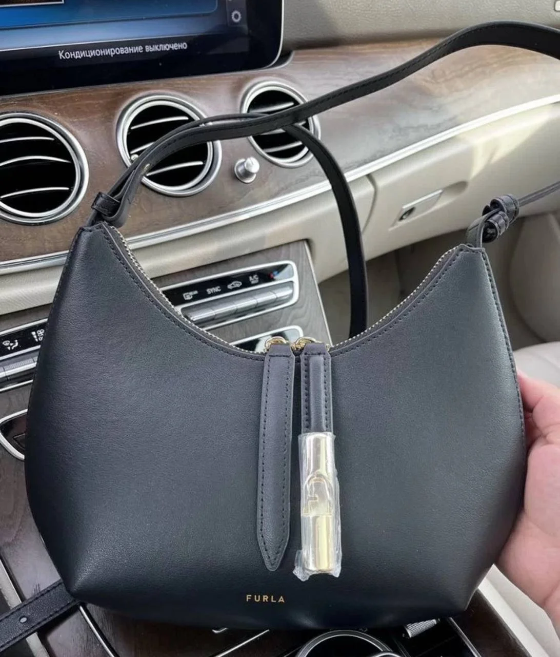 Черная кожаная сумка хобо Furla - изображение 1
