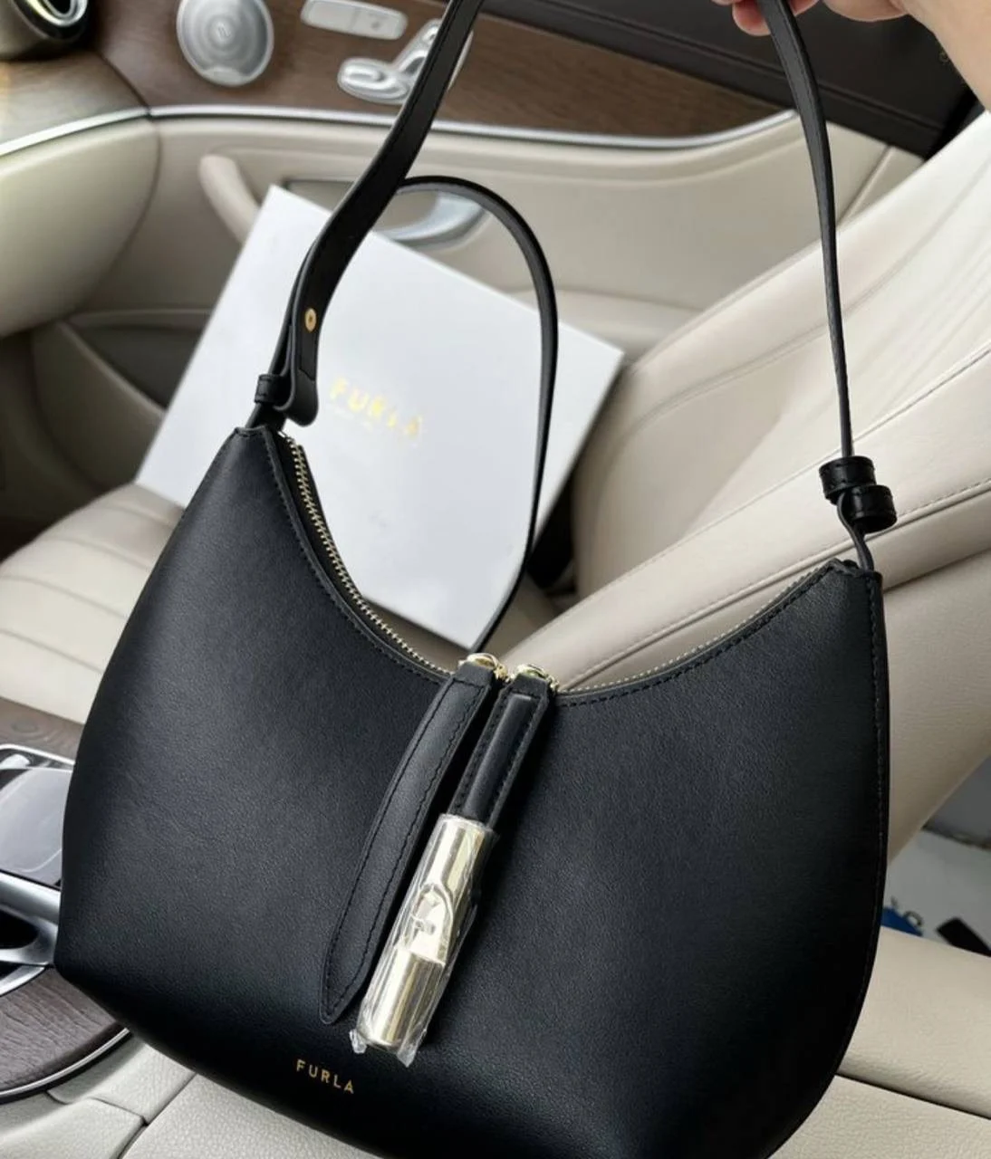 Черная кожаная сумка хобо Furla - миниатюра 2