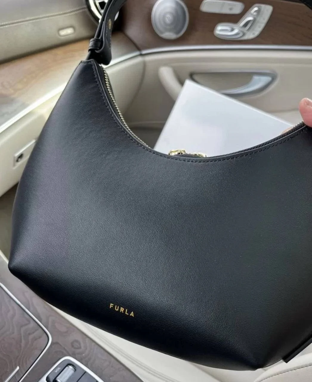 Черная кожаная сумка хобо Furla - миниатюра 4