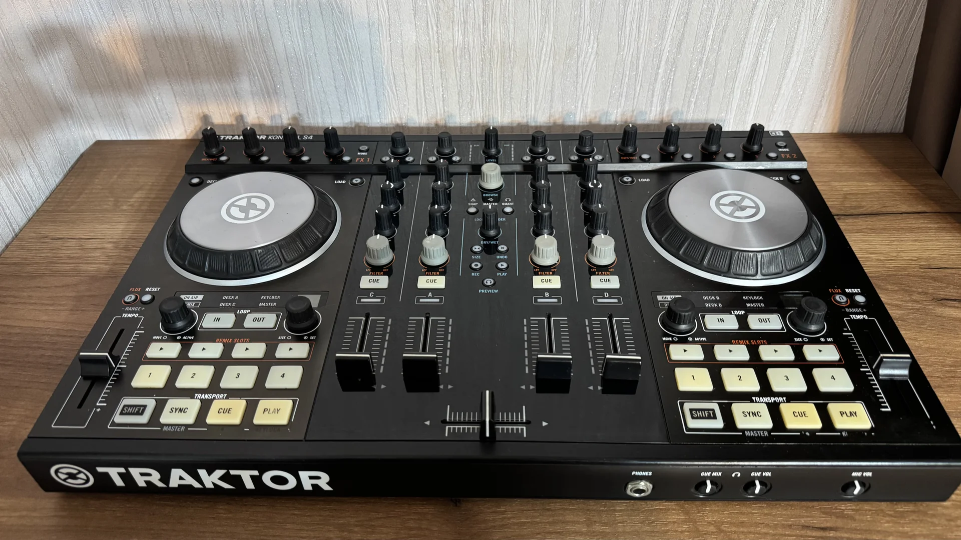 Миди контроллер Traktor Control S4 mk2 - изображение 1