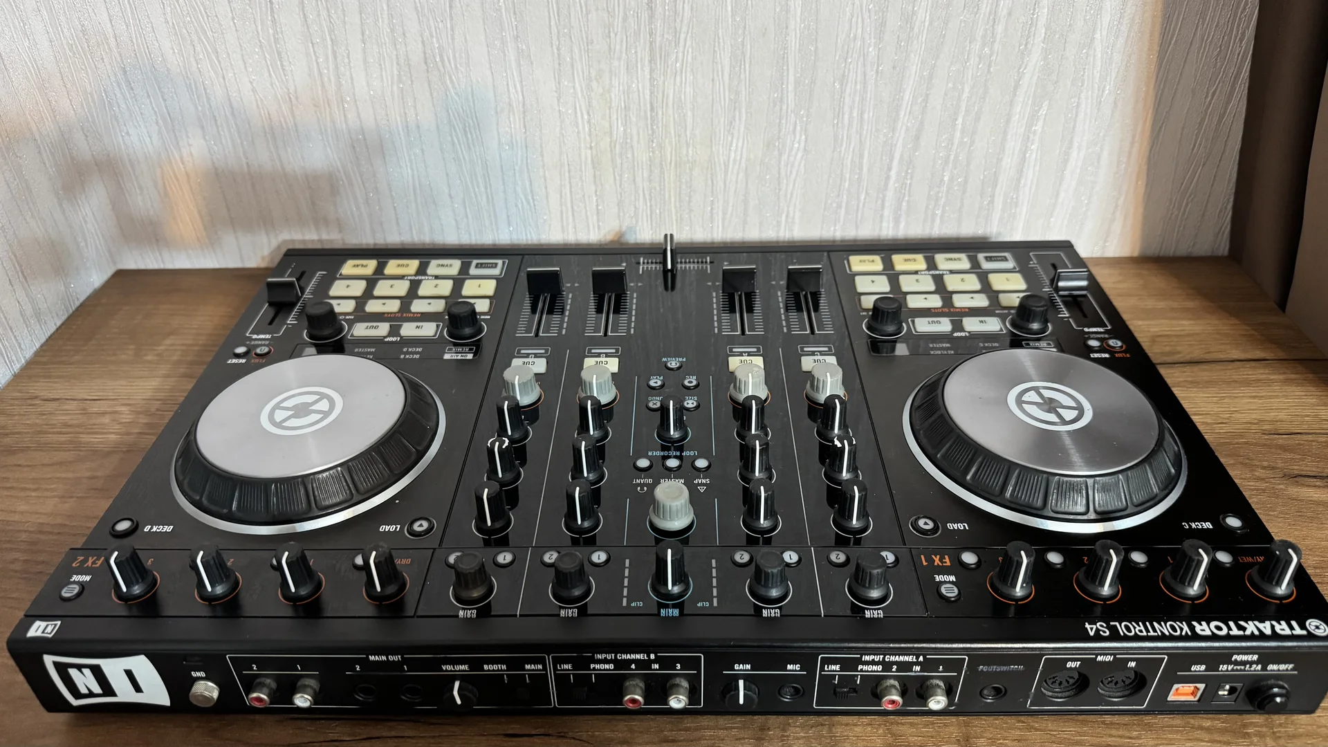 Миди контроллер Traktor Control S4 mk2 - миниатюра 2