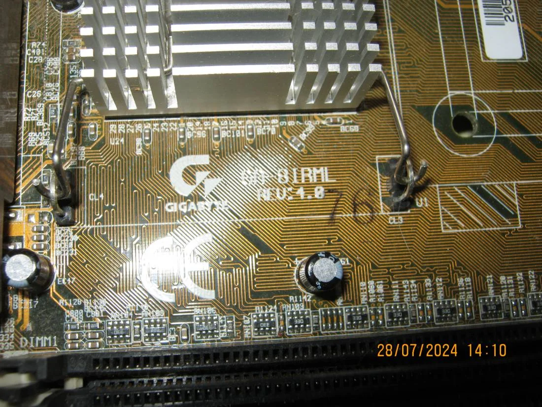 Материнская плата Gigabyte нерабочая (pentium 4) - миниатюра 2