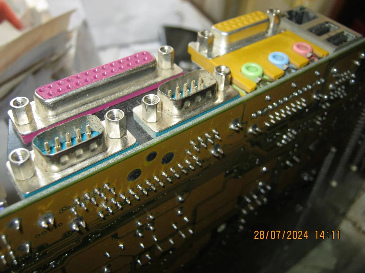 Материнская плата Gigabyte нерабочая (pentium 4) - миниатюра 4