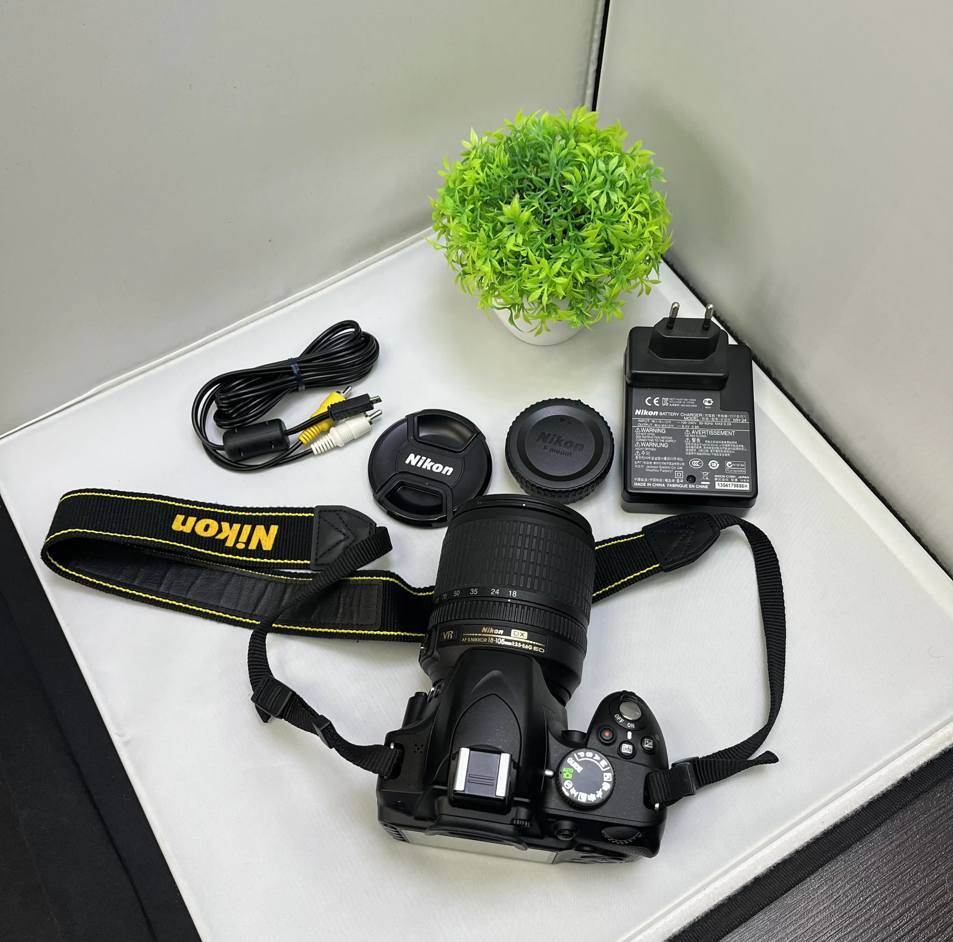 Зеркальный фотоаппарат Nikon D3200 kit 18-105mm VR - миниатюра 2