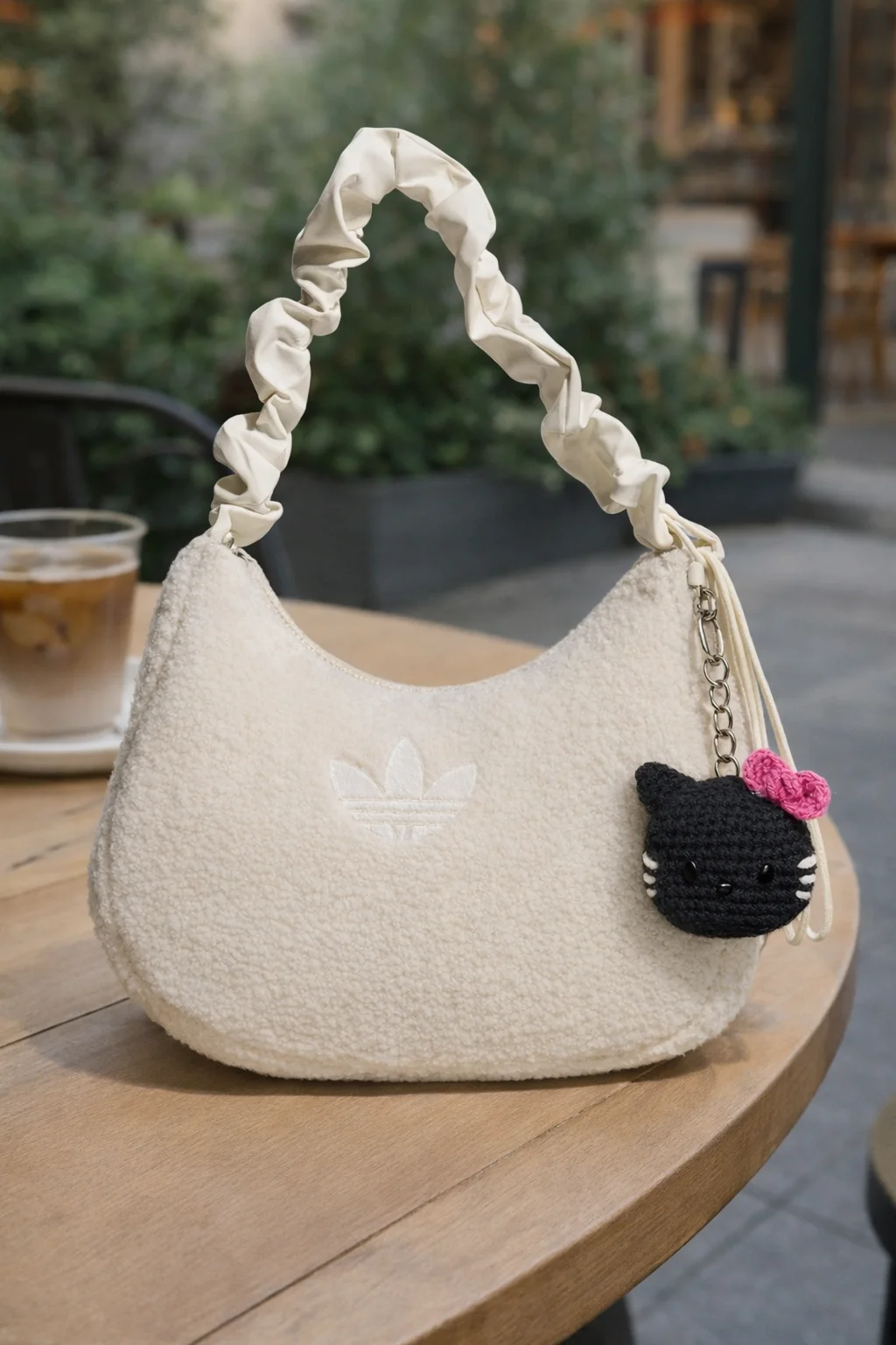 вязанный брелок hello kitty adidas - миниатюра 2
