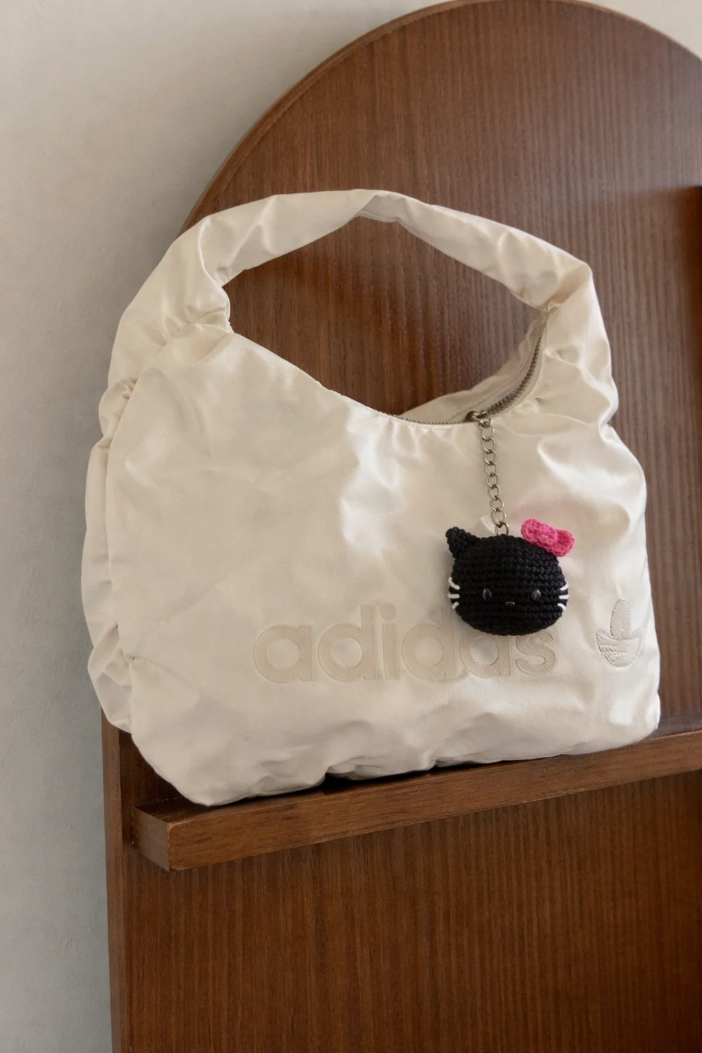 вязанный брелок hello kitty adidas - миниатюра 3