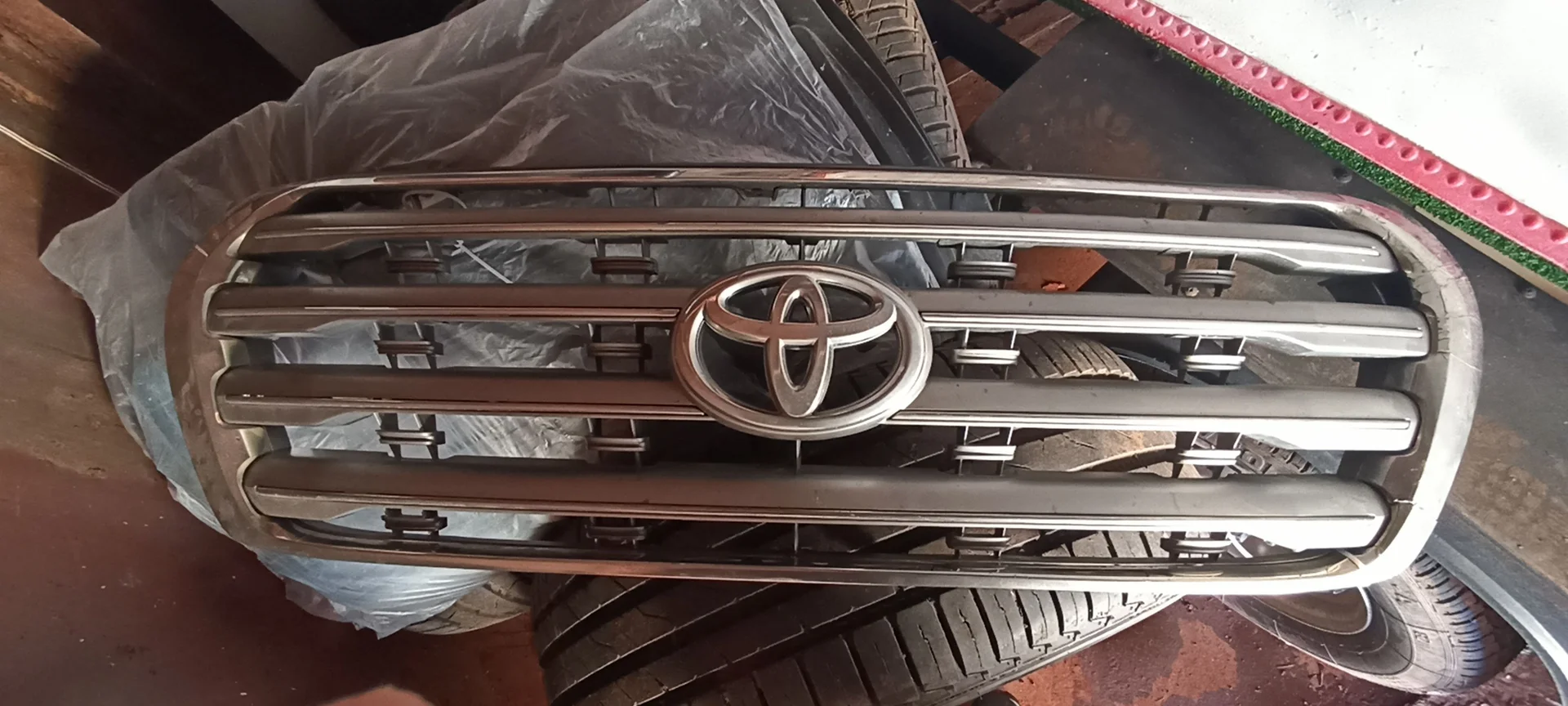 Решётка радиатора Toyota Land Kruiser 200 - изображение 1