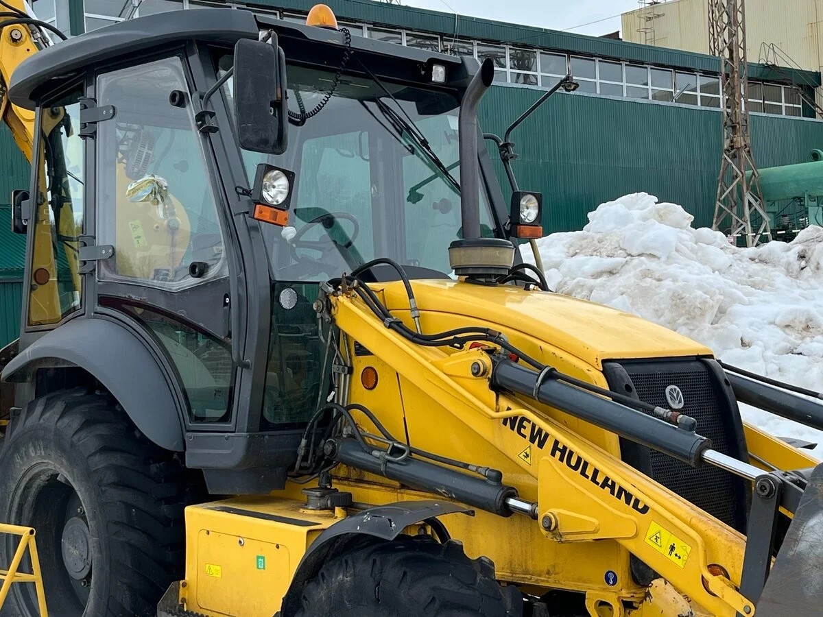 Стекла на экскаватор погрузчик New Holland B 80В - изображение 1