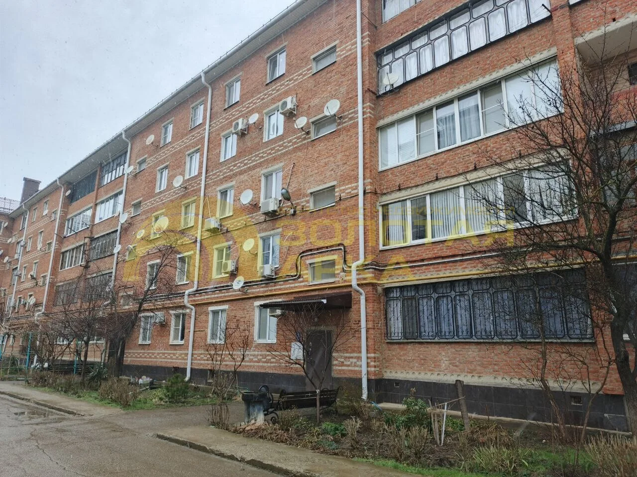 В пгт Афипский Северского района, в центре, продается четырехкомнатная квартира