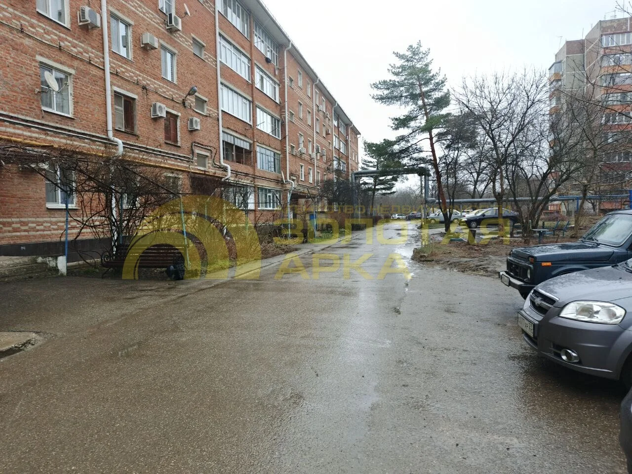 В пгт Афипский Северского района, в центре, продается четырехкомнатная квартира - миниатюра 2