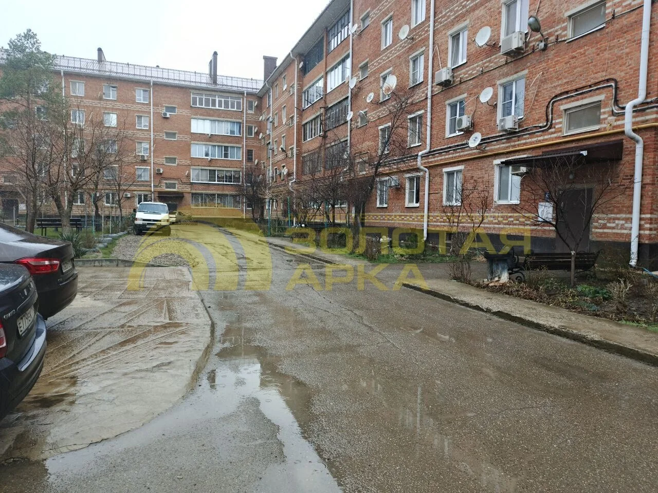 В пгт Афипский Северского района, в центре, продается четырехкомнатная квартира - миниатюра 3