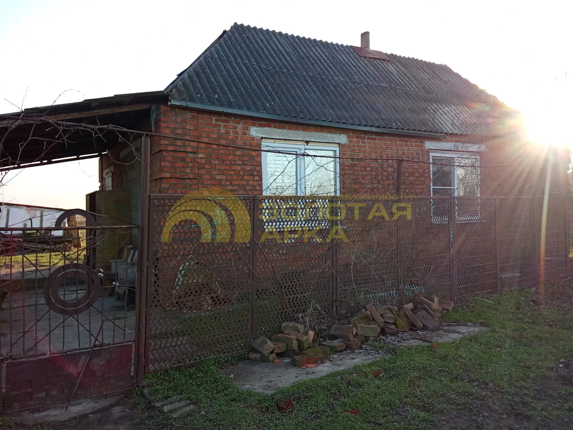 В Краснодарском крае Абинском районе в станице Федоровская продается кирпичный дом.