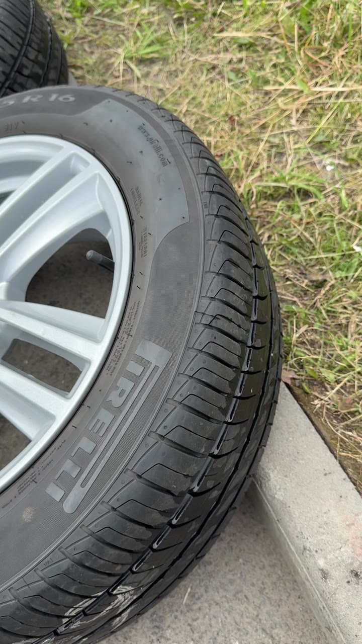 Pirelli P1 с дисками R 16 летние - видео 10