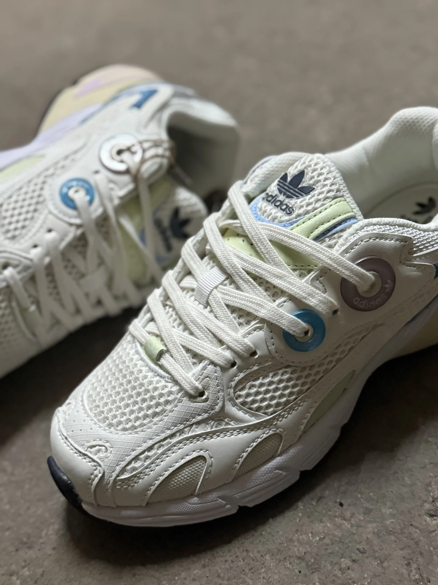 Кроссовки женские adidas - миниатюра 2