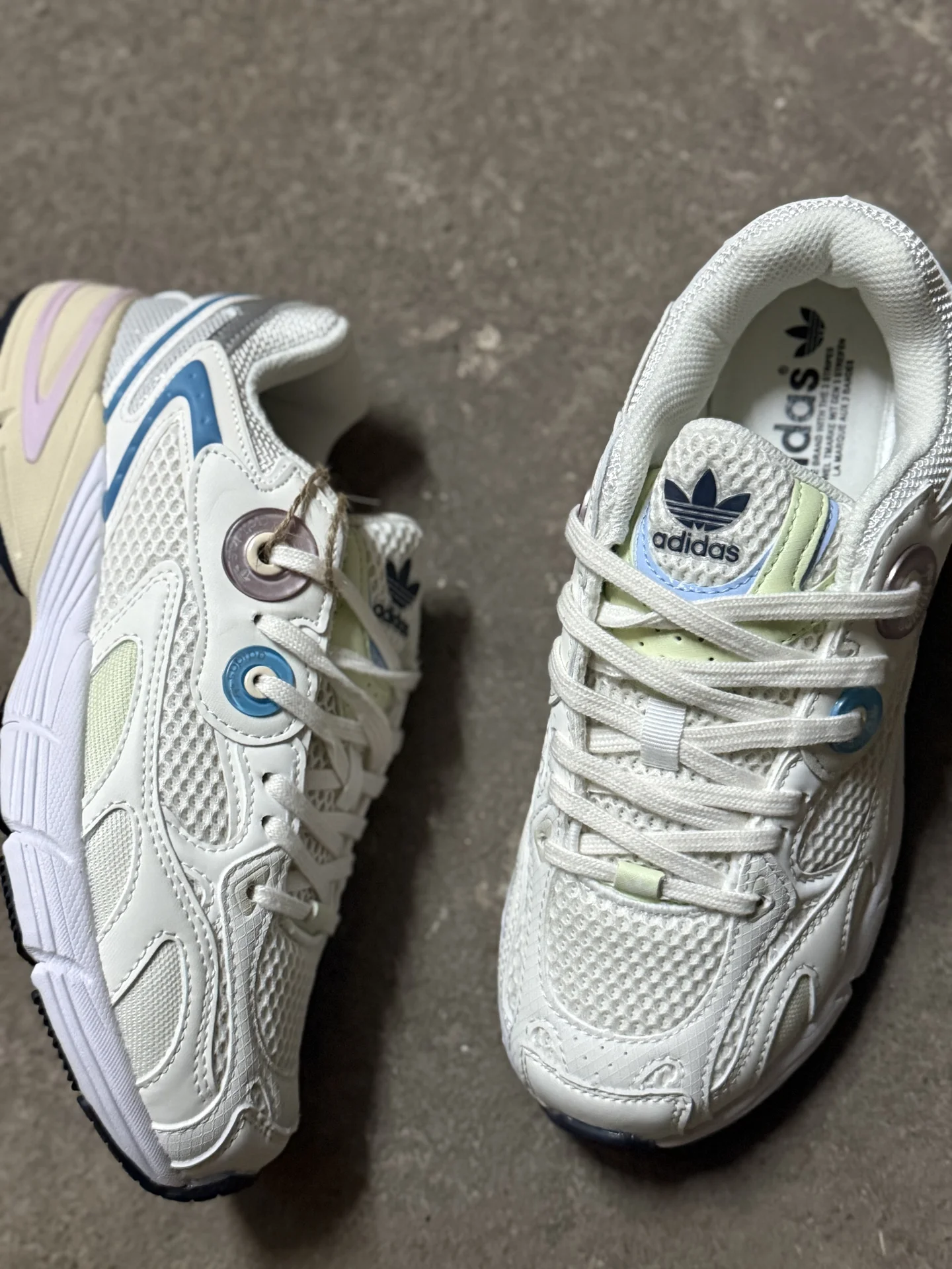 Кроссовки женские adidas - миниатюра 3