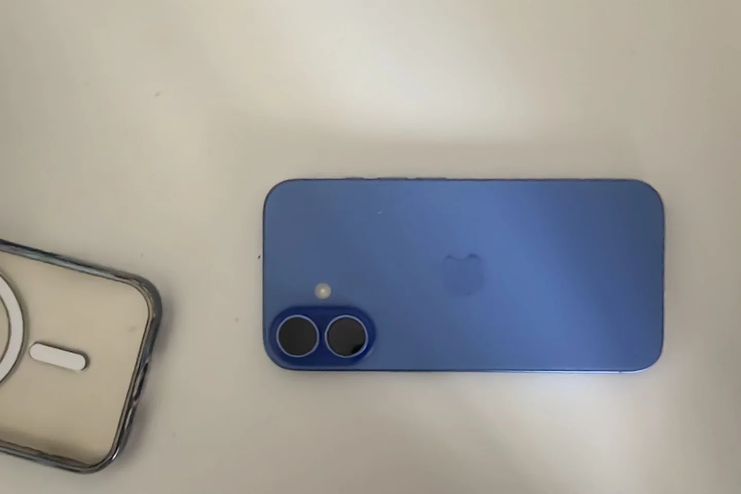 iPhone 16 128 gb ultramarine - миниатюра 2