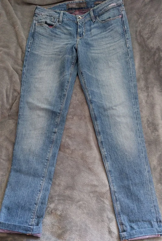 Джинсы женские GUESS ,размер 29 ( 44-46).Состав: хлопок 92%, эластан 2%, эластомультиэстер 6% - изображение 1