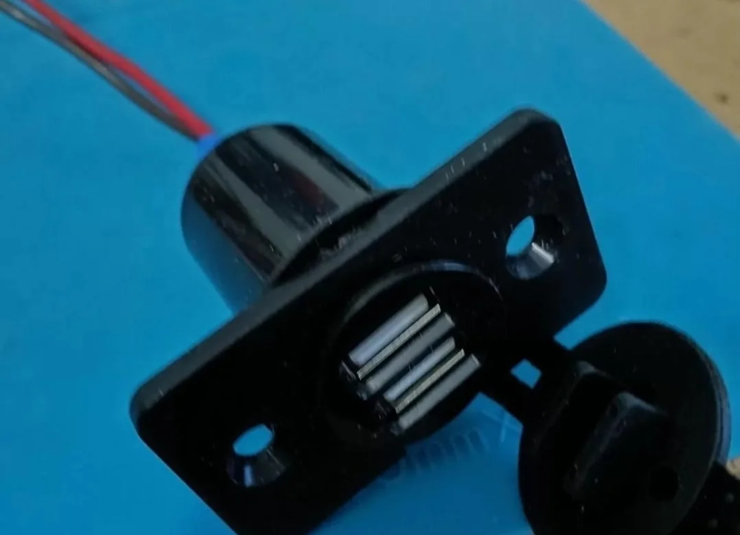 В торпеду авто с 2 USB входами - изображение 1
