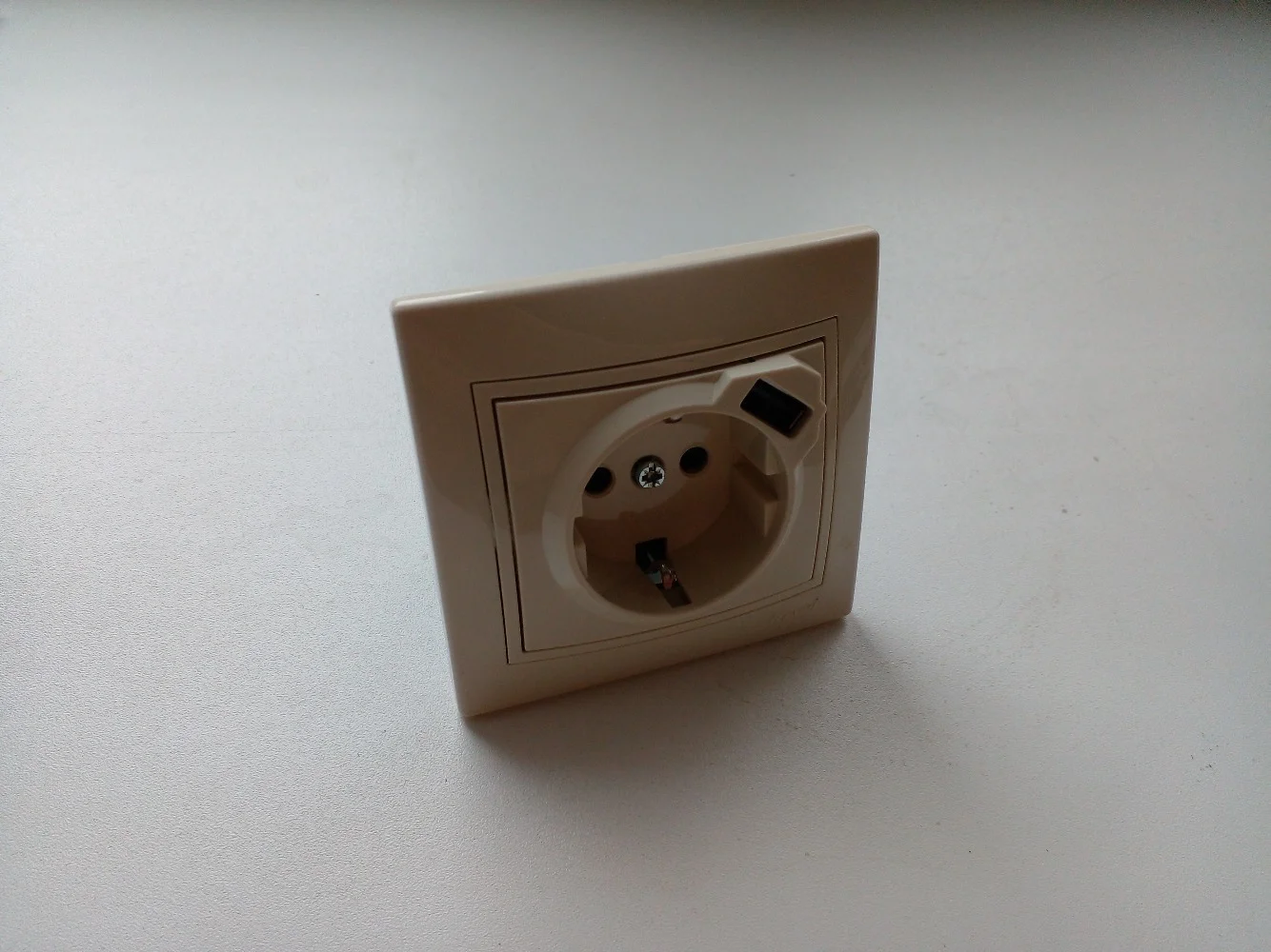 Розетка с разъёмом USB - изображение 1