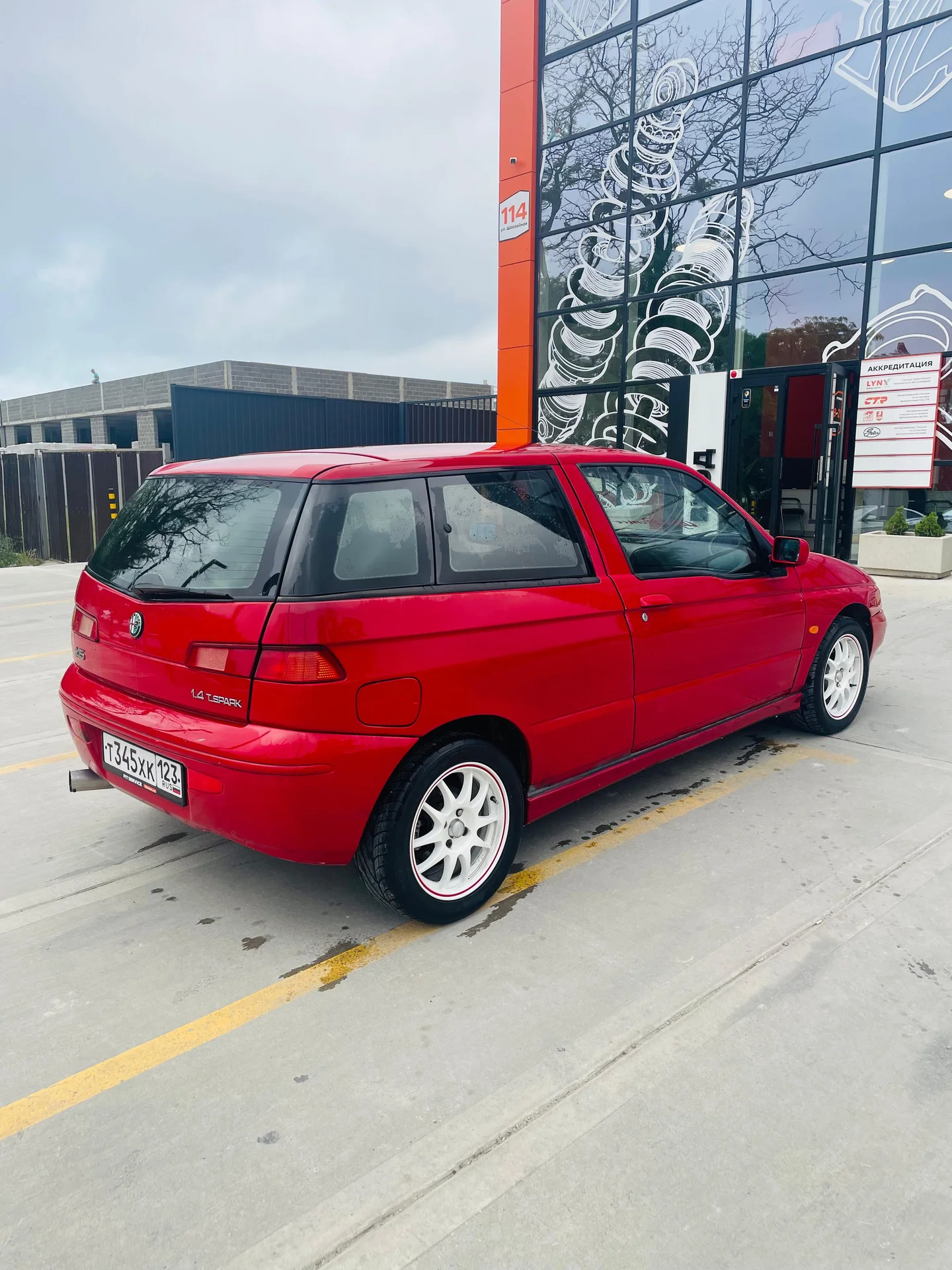 Автомобиль Alfa Romeo 145 - миниатюра 6