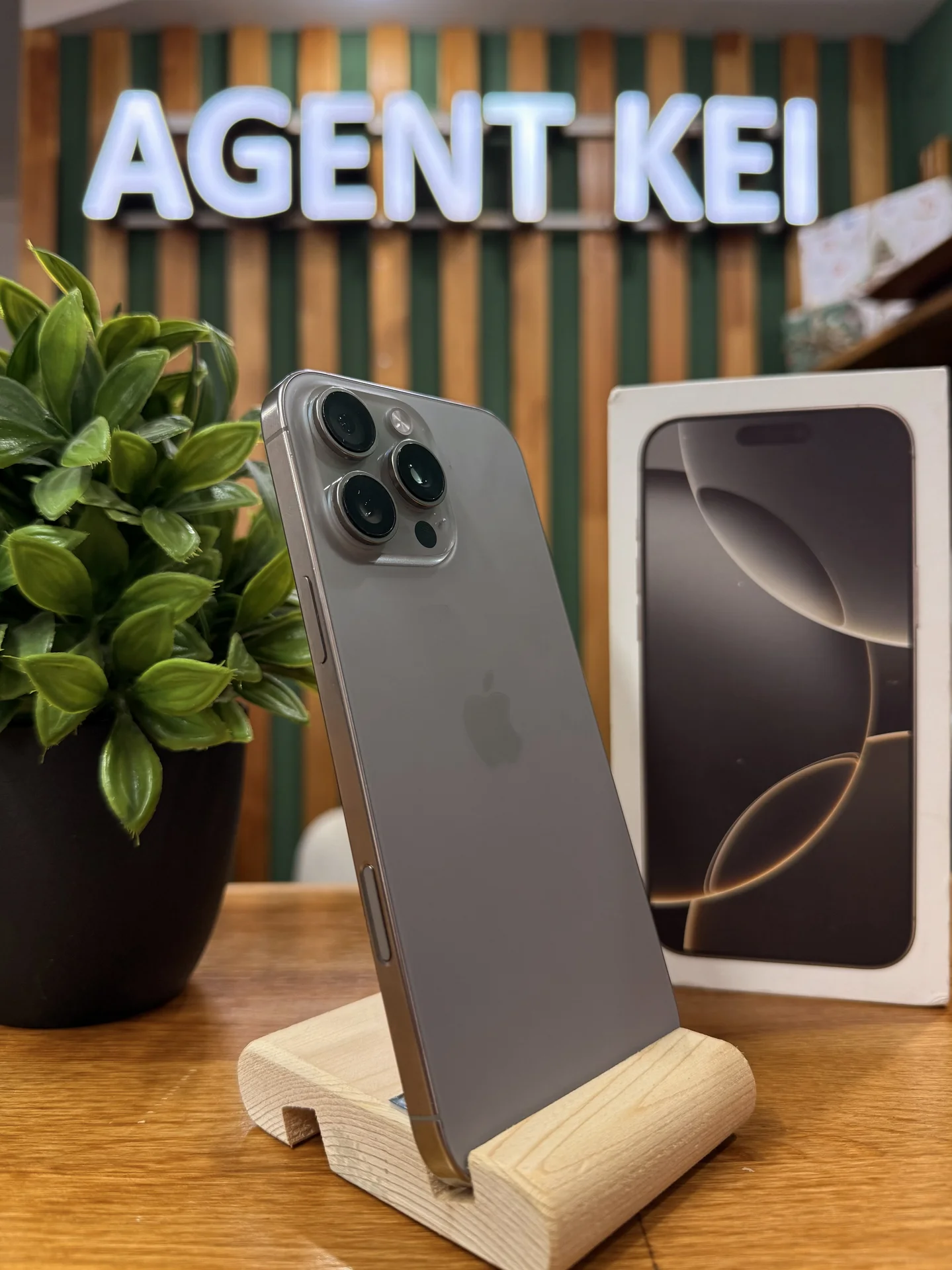 iPhone 16 Pro Max, 256GB, SIM + eSIM - миниатюра 4