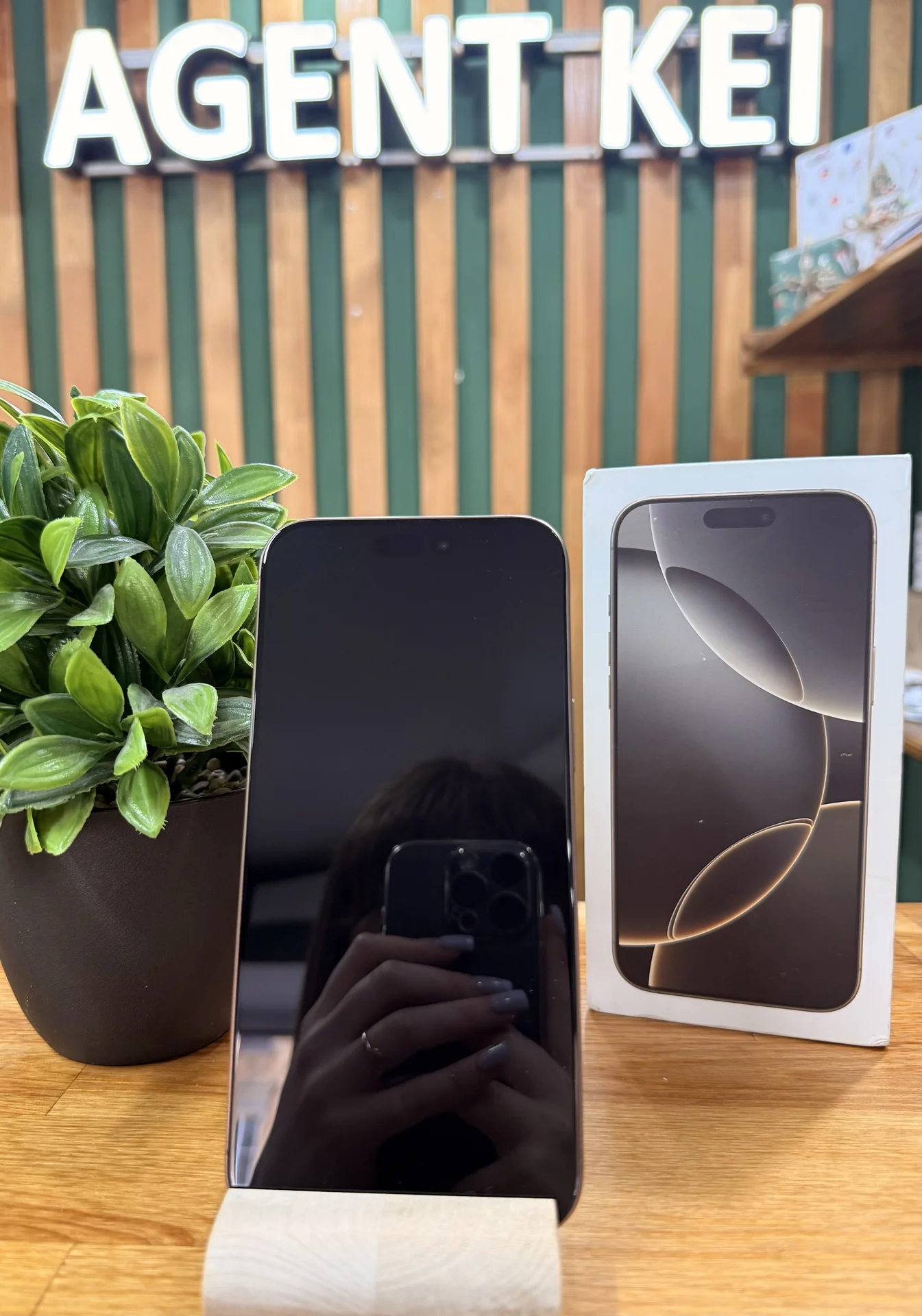iPhone 16 Pro Max,512 ГБ,SIM+eSIM - миниатюра 2