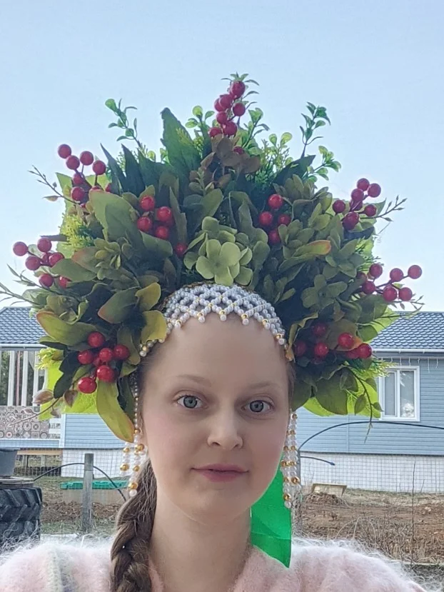 Кокошник зелёный с красными ягодами - миниатюра 3