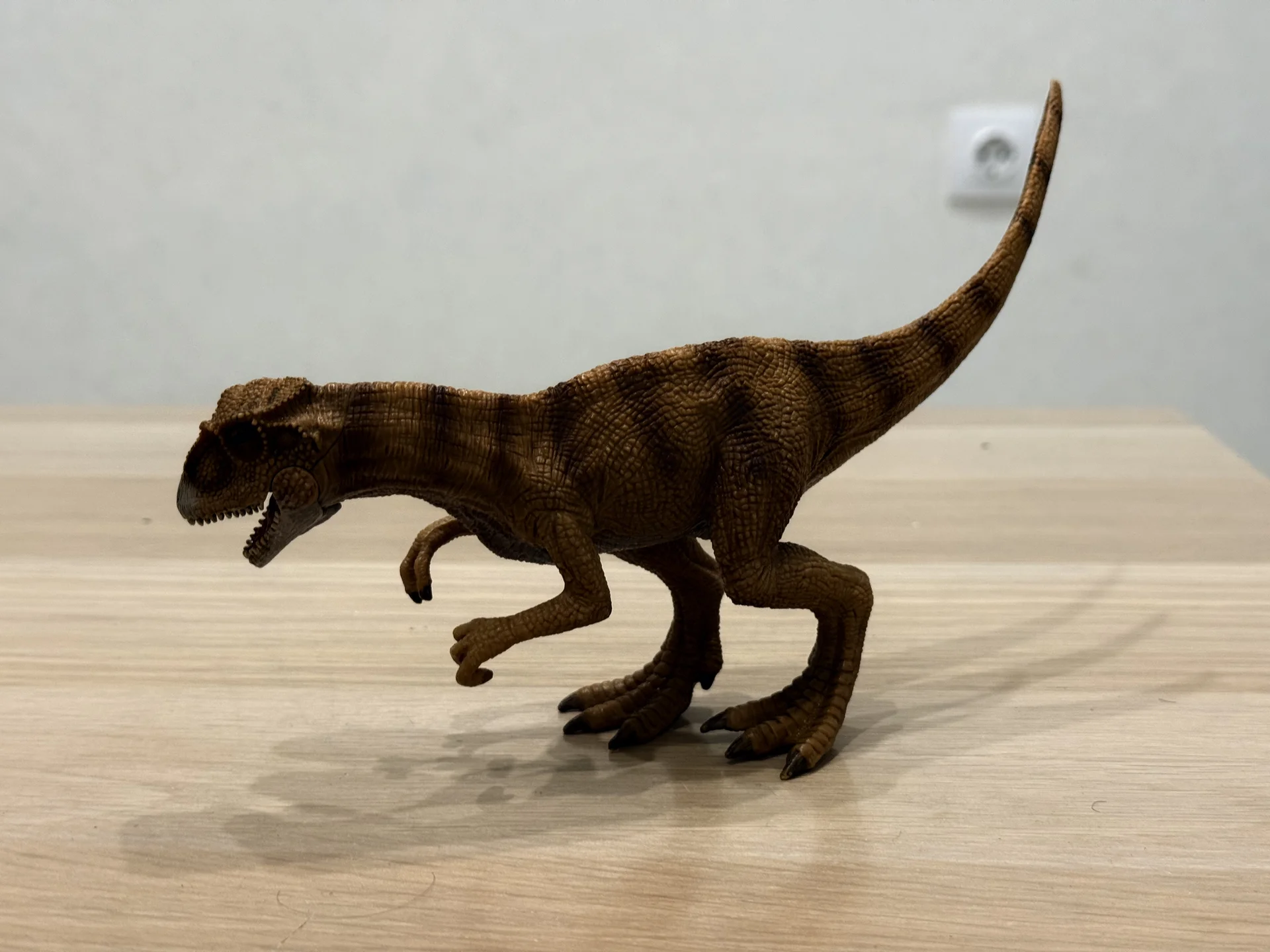 Фигурки Schleich Аллозавр Корнотавр Велоцираптор - миниатюра 2