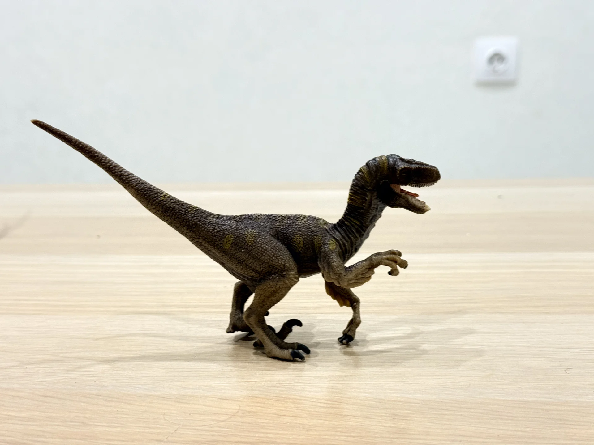 Фигурки Schleich Аллозавр Корнотавр Велоцираптор - миниатюра 3