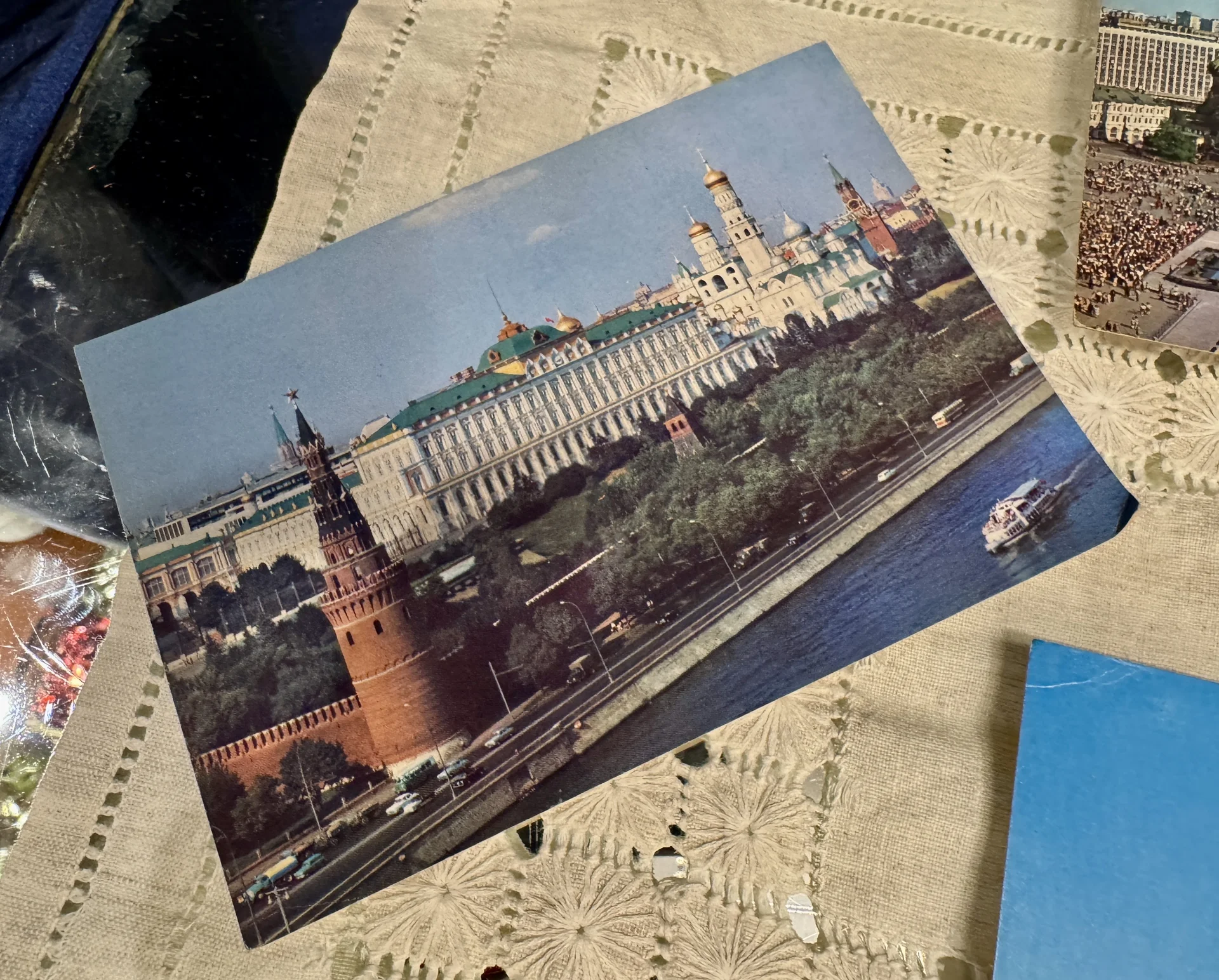 Лот из четырех открыток с видами Москвы - миниатюра 2