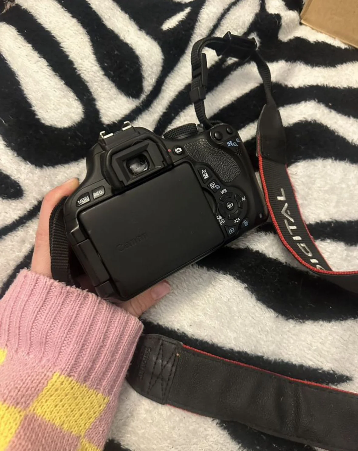 Canon 600D фотоаппарат с объективом - изображение 1