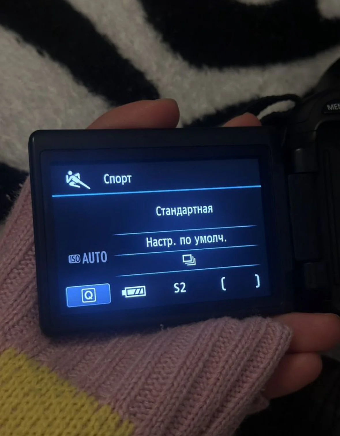 Canon 600D фотоаппарат с объективом - миниатюра 2